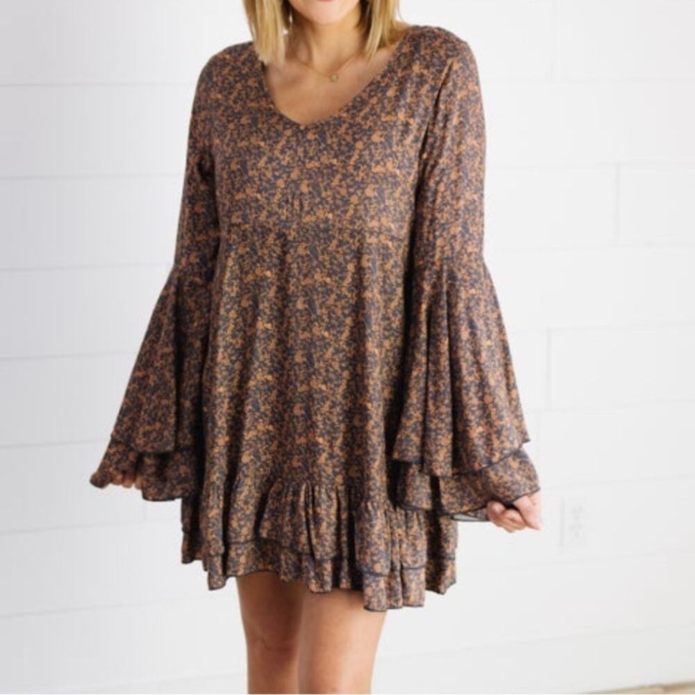 Bucketlist Small Boho Trumpet Sleeve Tiered Paisley Print Dress‎